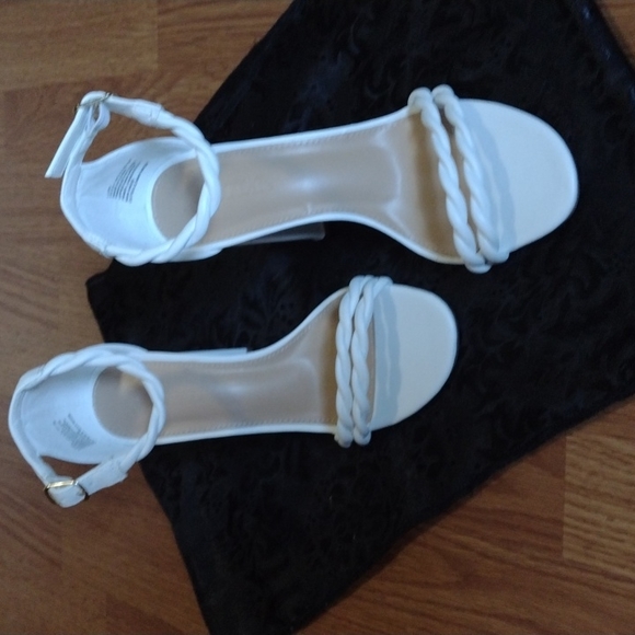 White ankle strap heels - Picture 2 of 3